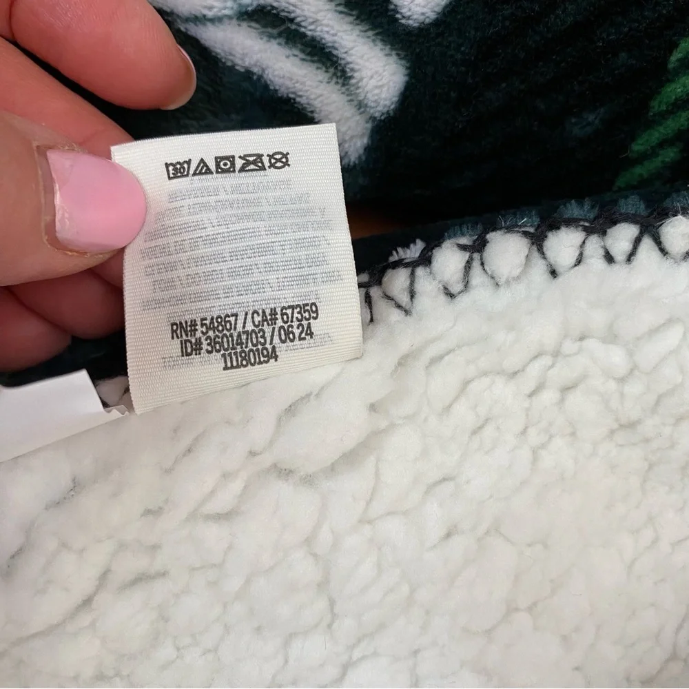 NWT Pink Cozy Fleece Blanket - Picture 6 of 9